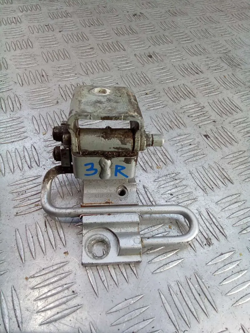 Петля двери задней правой Volkswagen Touareg, 2008 г.