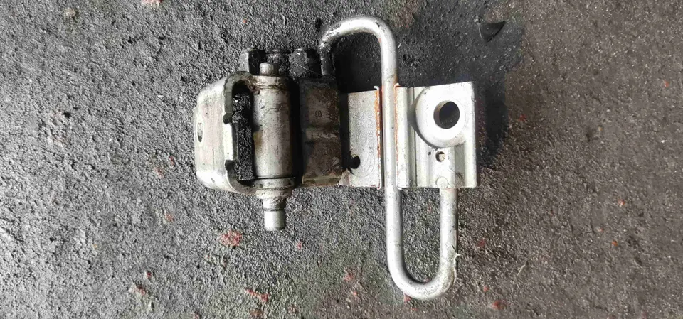 Петля двери Audi A4, 2008 г.