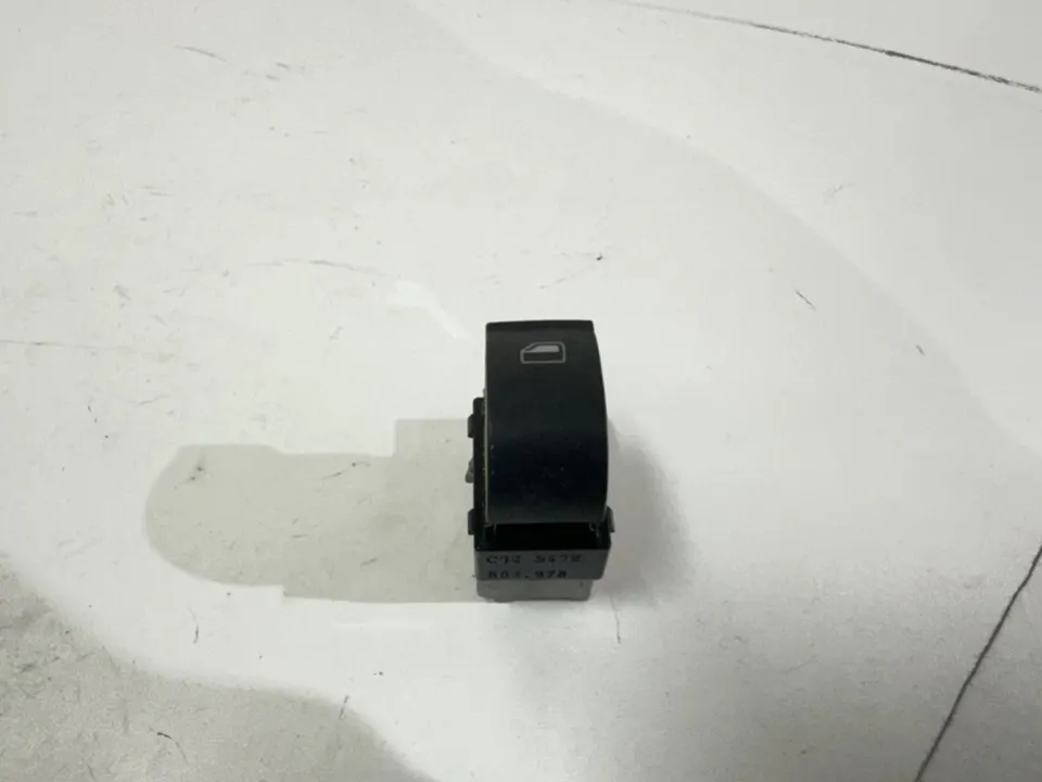 Кнопка стеклоподъемника переднего правого Audi A4, 1997 г.