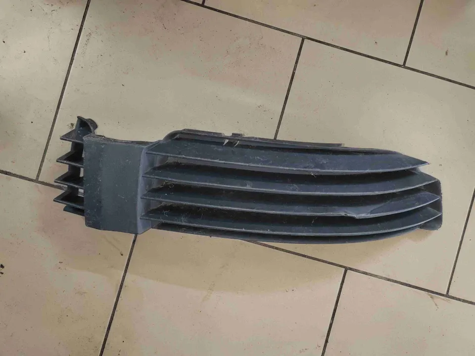 Заглушка (решетка) в бампер Volkswagen Passat, 2002 г.