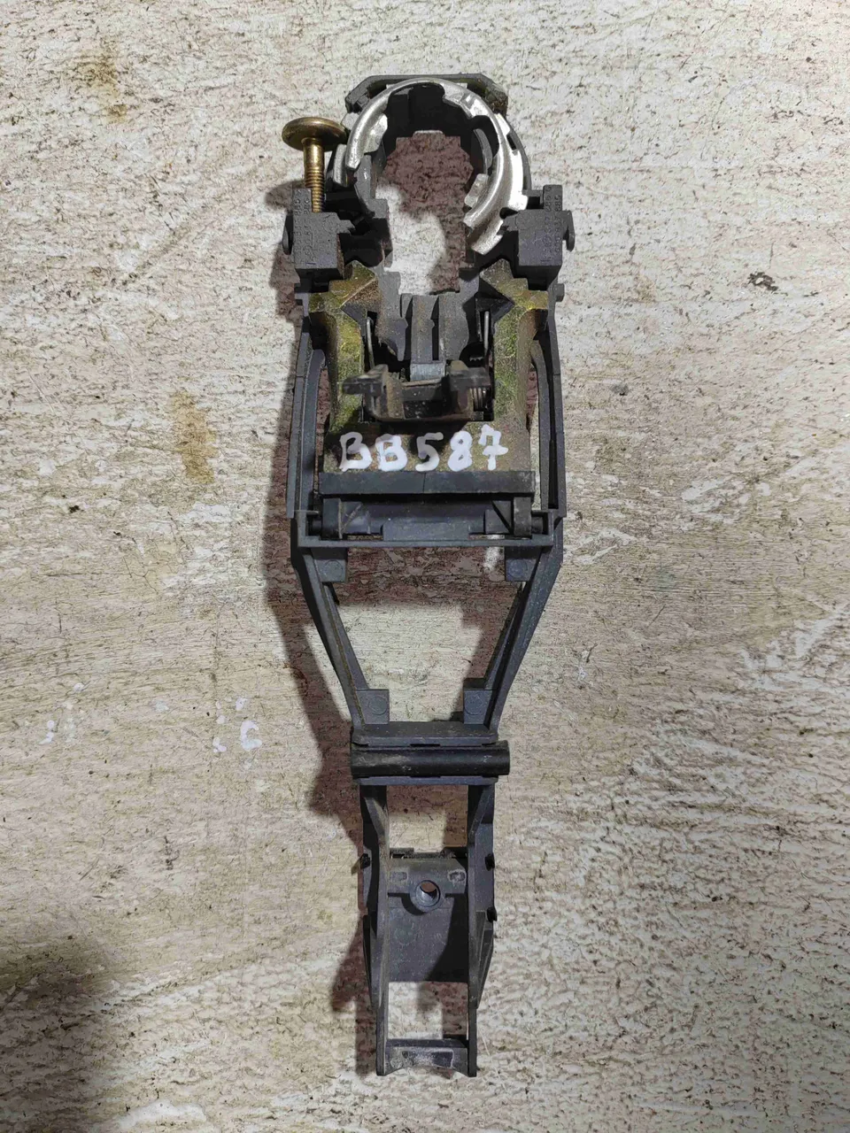 Скелет ручки наружной передней левой Volkswagen Passat, 2000 г.
