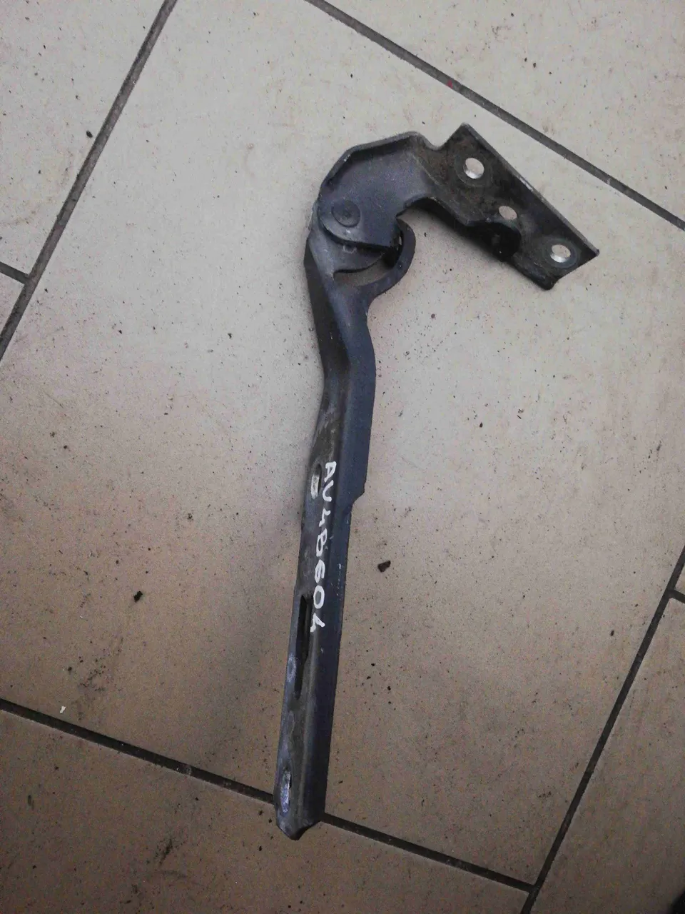 Петля капота Audi A4, 2004 г.