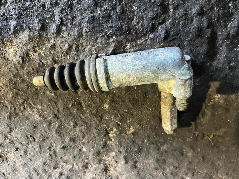 Цилиндр сцепления рабочий Audi A6, 1996 г.