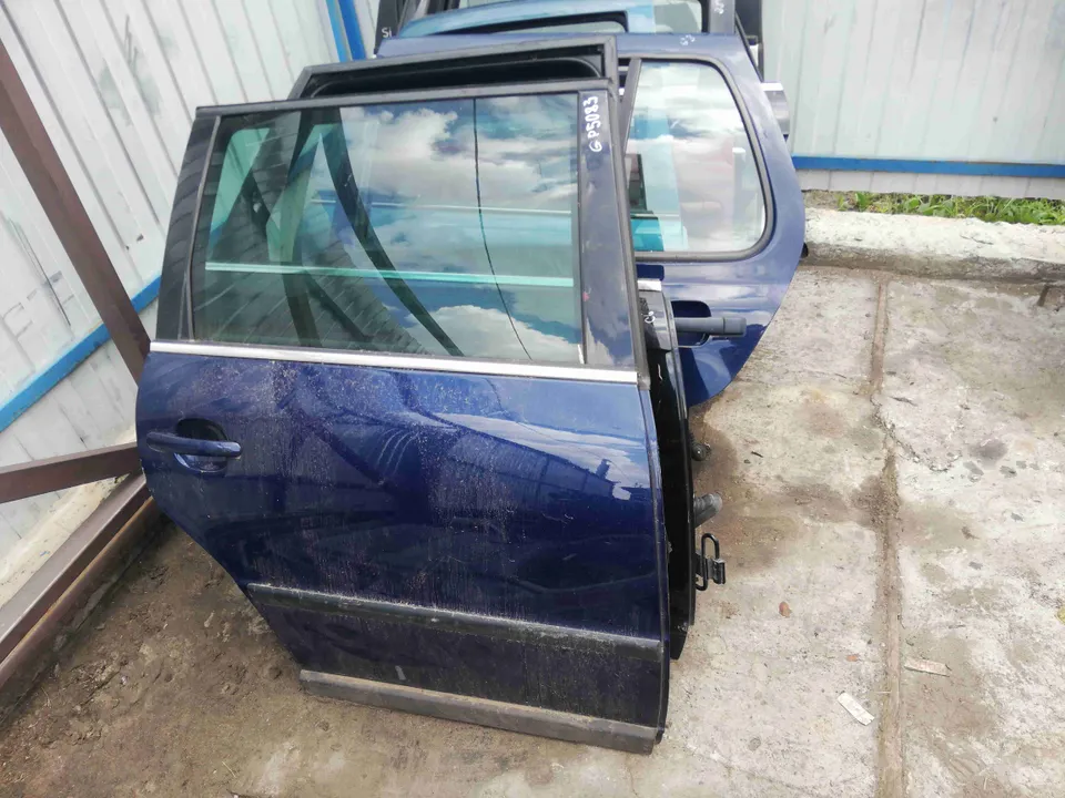 Дверь задняя правая Volkswagen Passat, 2001 г.