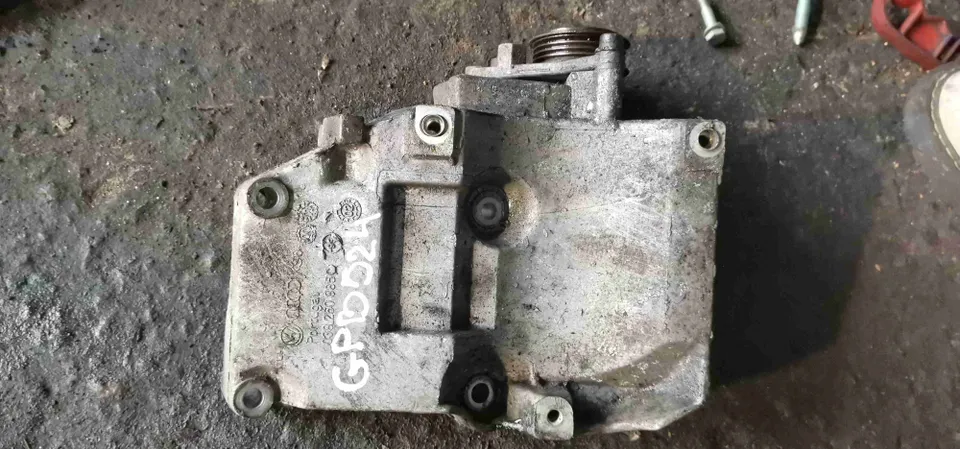 Кронштейн компрессора кондиционера Volkswagen Passat, 2003 г.