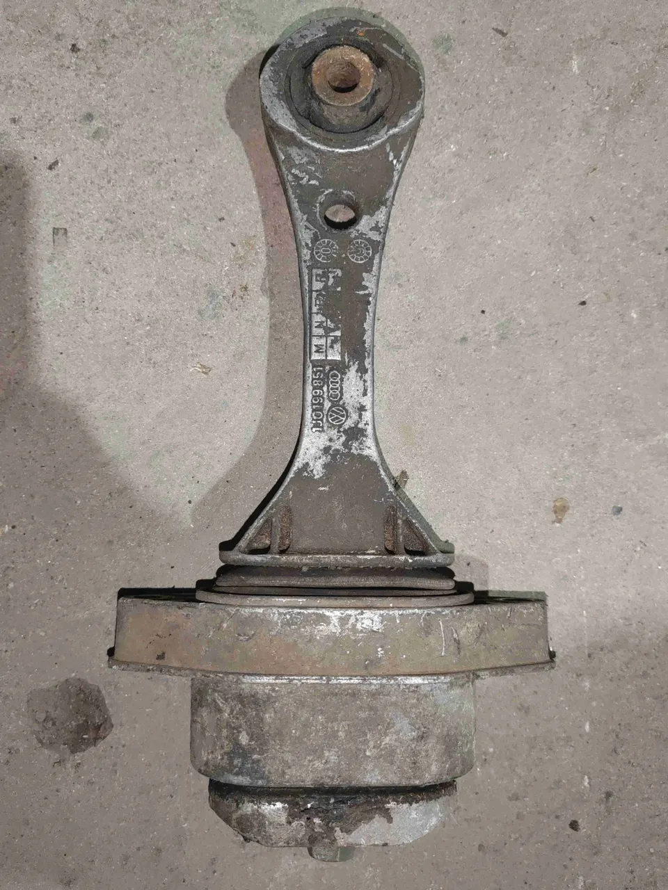 Подушка крепления КПП Volkswagen Golf, 2002 г.