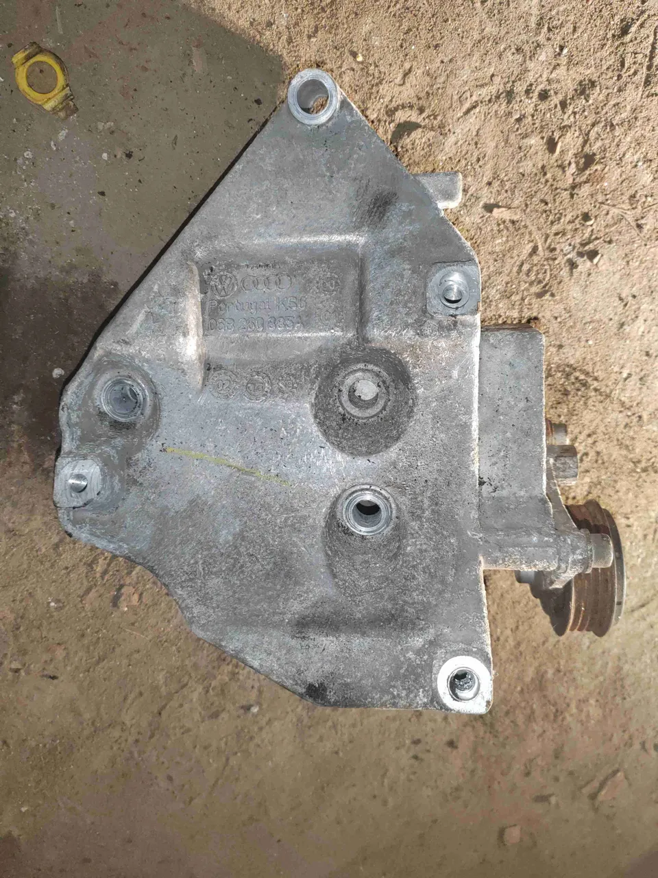 Кронштейн компрессора кондиционера Audi A4, 2000 г.