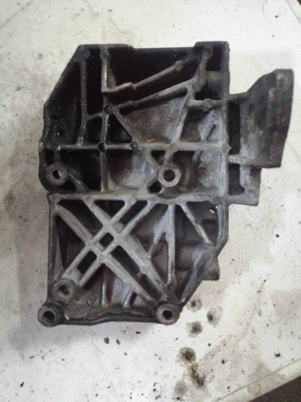 Кронштейн Audi A6, 2001 г.