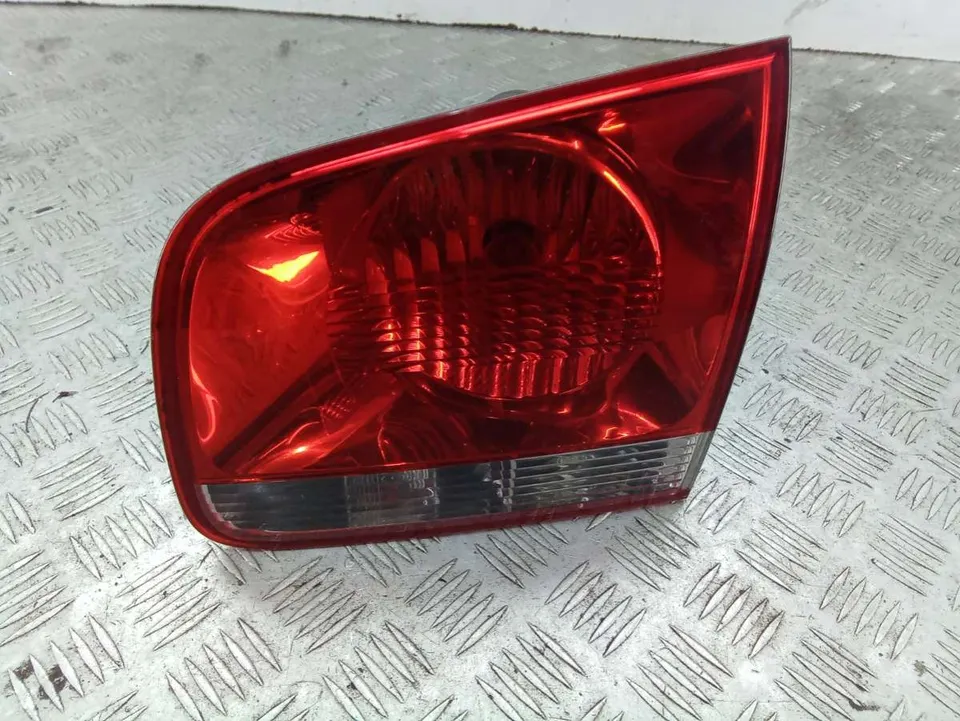 Фонарь крышки багажника правый Volkswagen Touareg, 2005 г.