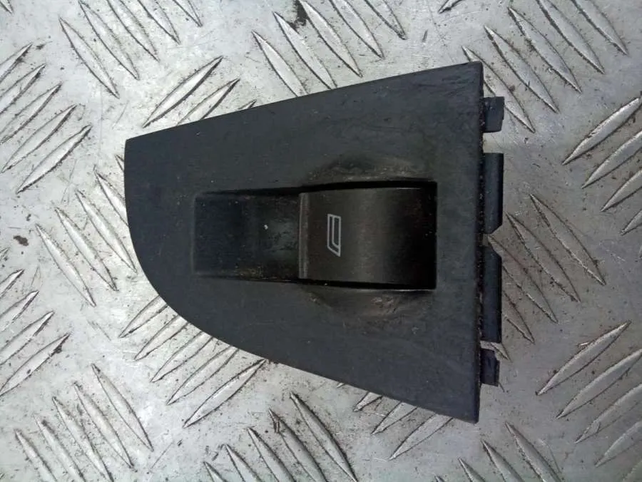 Кнопка стеклоподъемника переднего правого Audi A6, 1998 г.