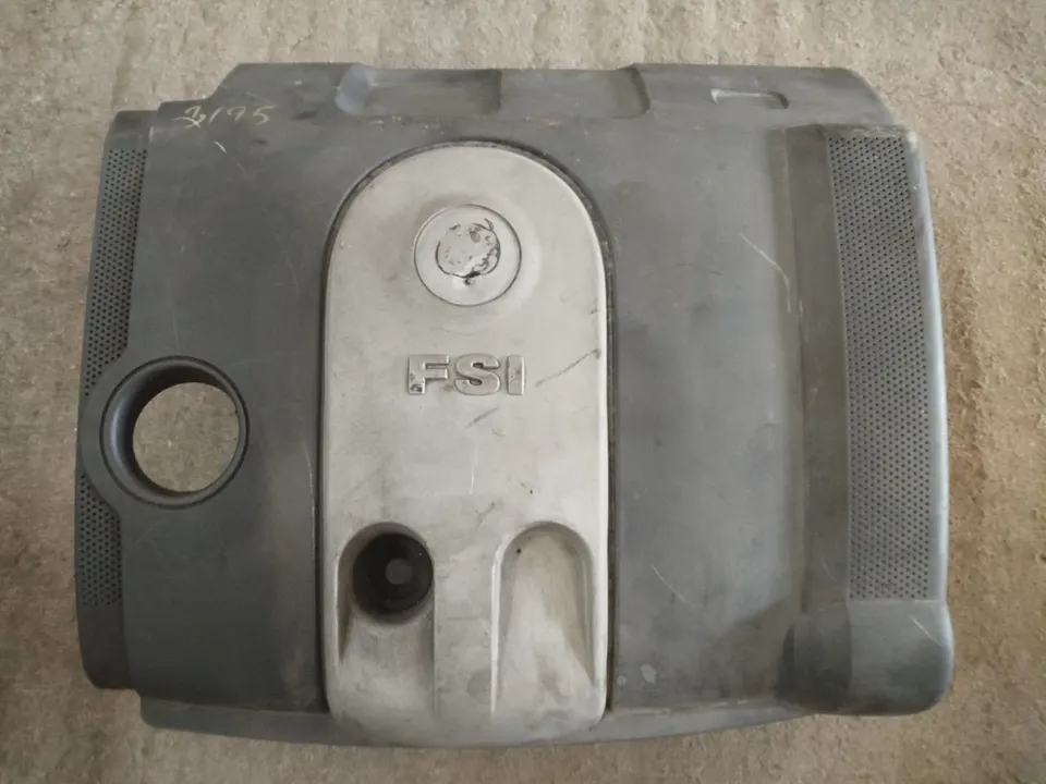 Декоративная крышка двигателя Volkswagen Golf, 2007 г.