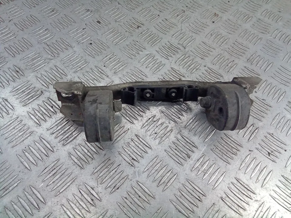 Кронштейн глушителя Audi A4, 2003 г.