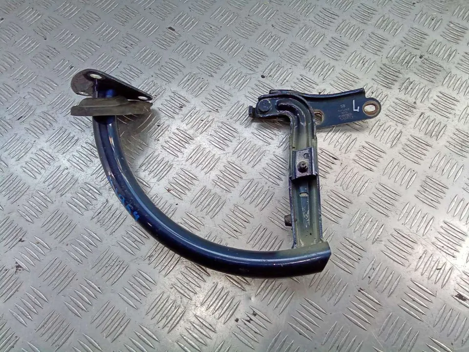 Петля крышки багажника Volkswagen Passat, 2011 г.