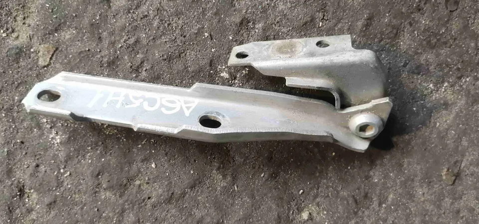 Петля капота Audi A6, 2002 г.