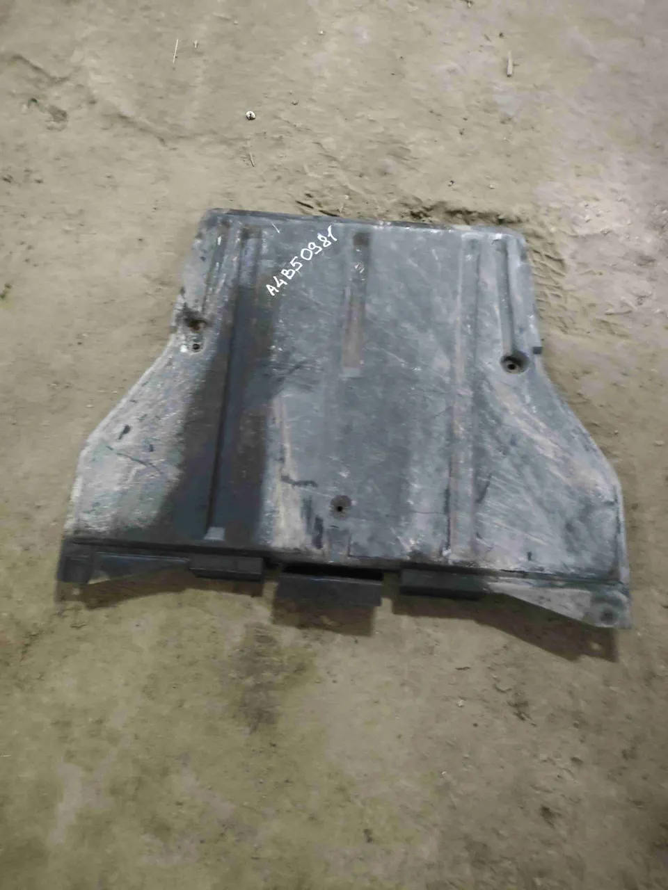 Защита двигателя Audi A4, 2001 г.