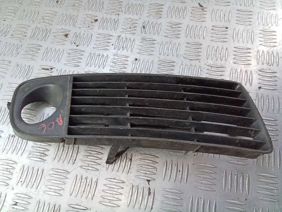 Заглушка (решетка) в бампер передний Audi A6, 2001 г.