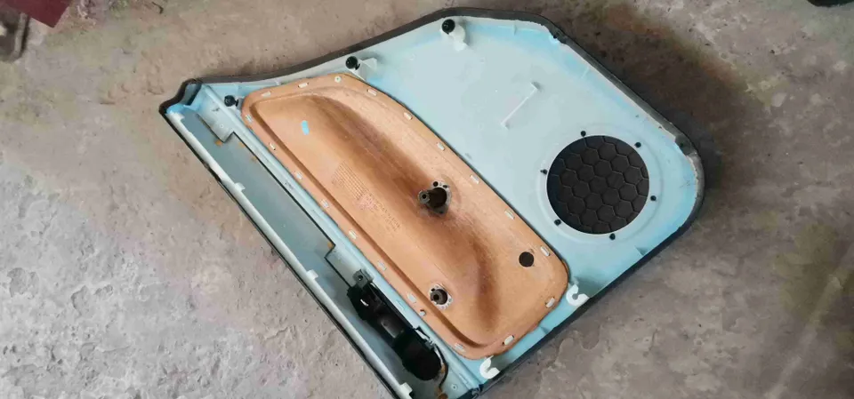Обшивка двери задней левой (дверная карта) Volkswagen Golf, 1999 г.