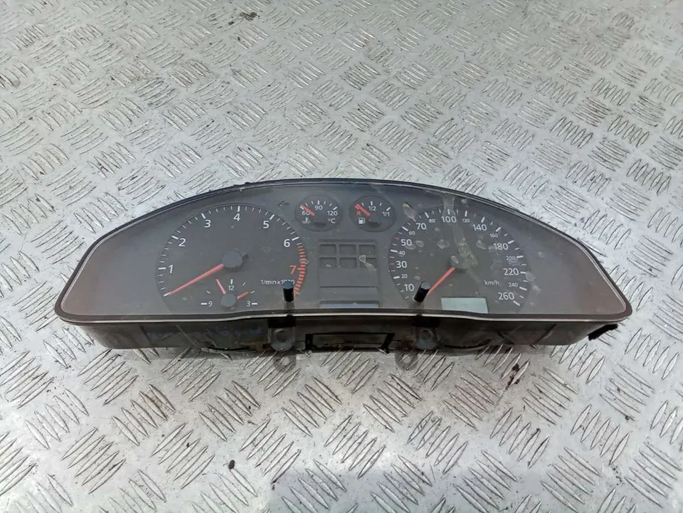 Щиток приборов (приборная панель) Audi A4, 2000 г.