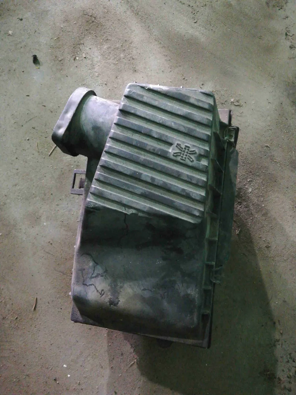 Корпус воздушного фильтра Volkswagen Passat, 1995 г.