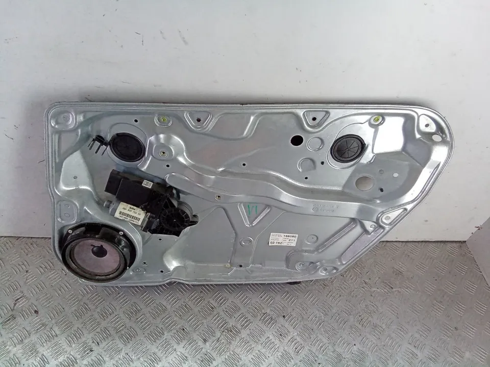 Стеклоподъемник электрический передний правый Volkswagen Passat, 2001 г.