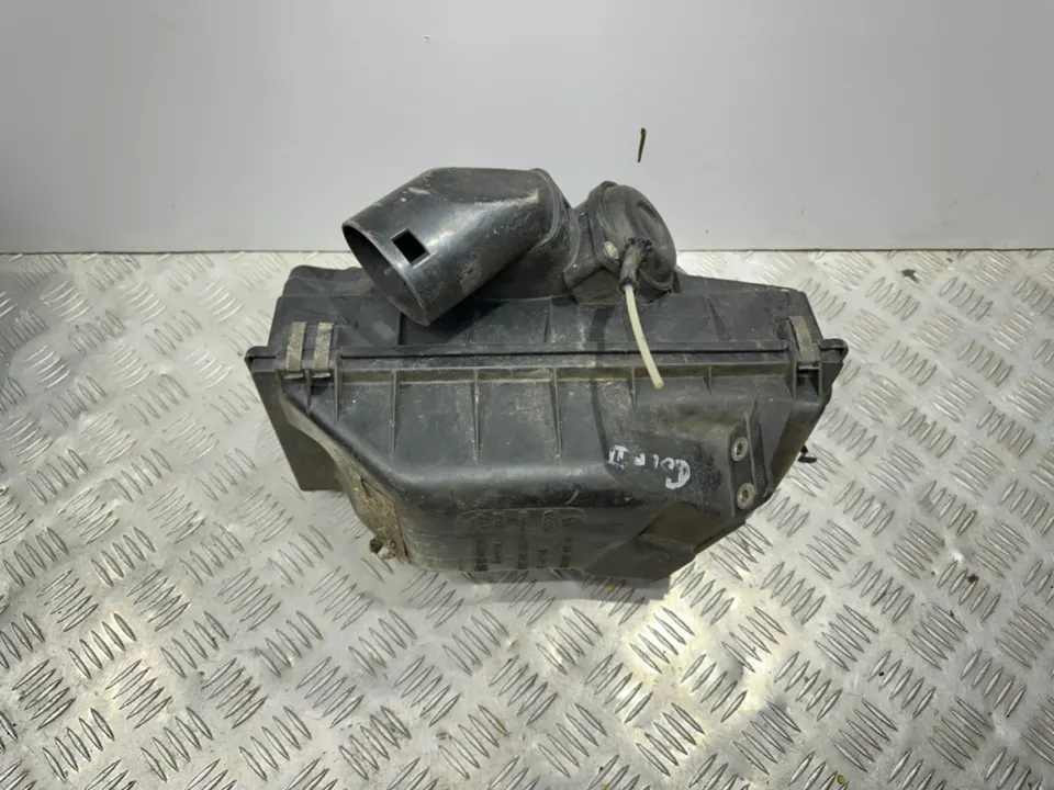 Корпус воздушного фильтра Volkswagen Golf, 1990 г.