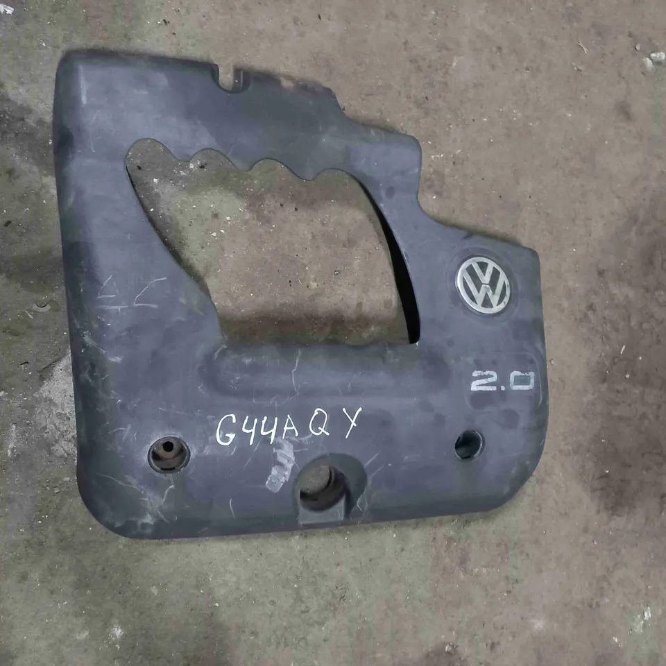 Декоративная крышка двигателя Volkswagen Golf, 2000 г.