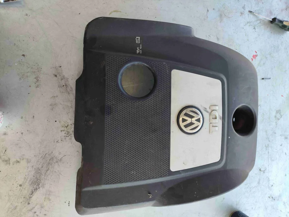 Декоративная крышка двигателя Volkswagen Golf, 2001 г.