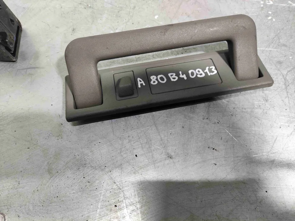 Ручка внутренняя потолочная Audi 80, 1996 г.
