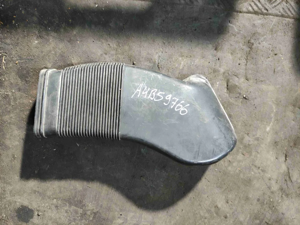 Патрубок воздушного фильтра Audi A4, 1999 г.