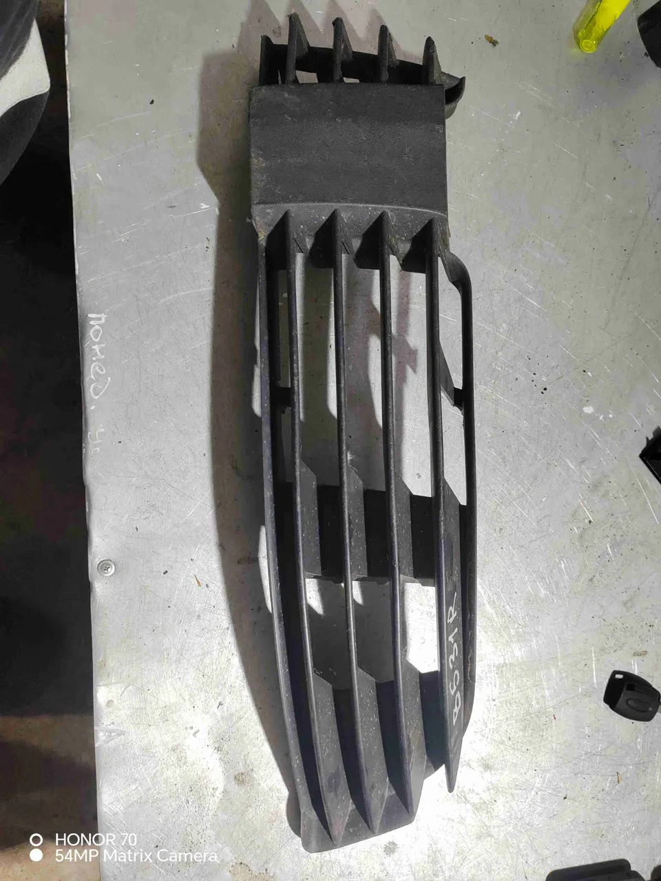 Заглушка (решетка) в бампер Volkswagen Passat, 2001 г.