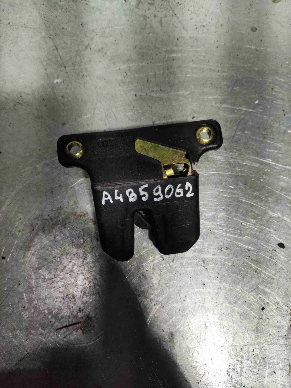 Замок багажника Audi A4, 2001 г.