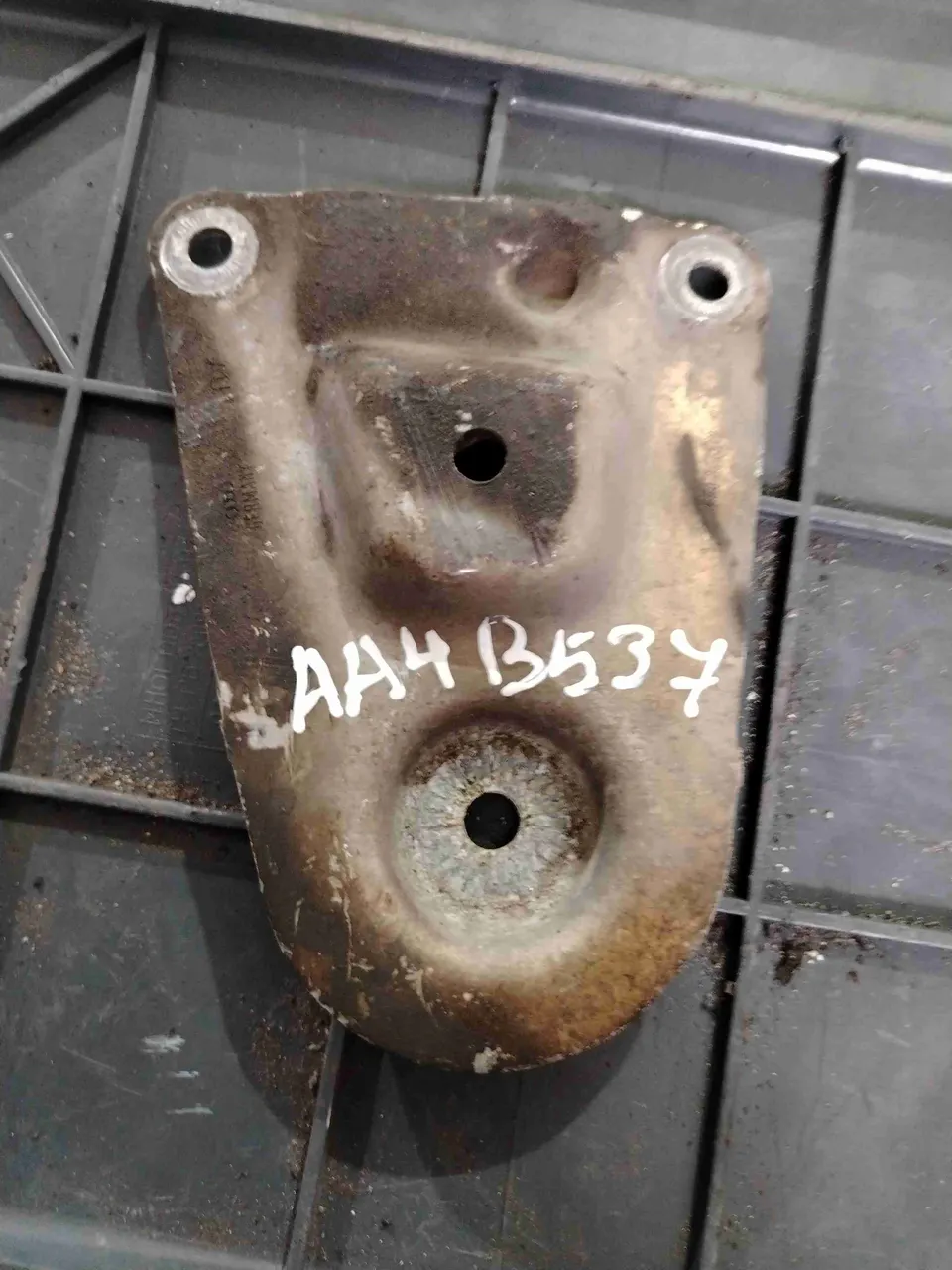 Кронштейн Audi A4, 2000 г.